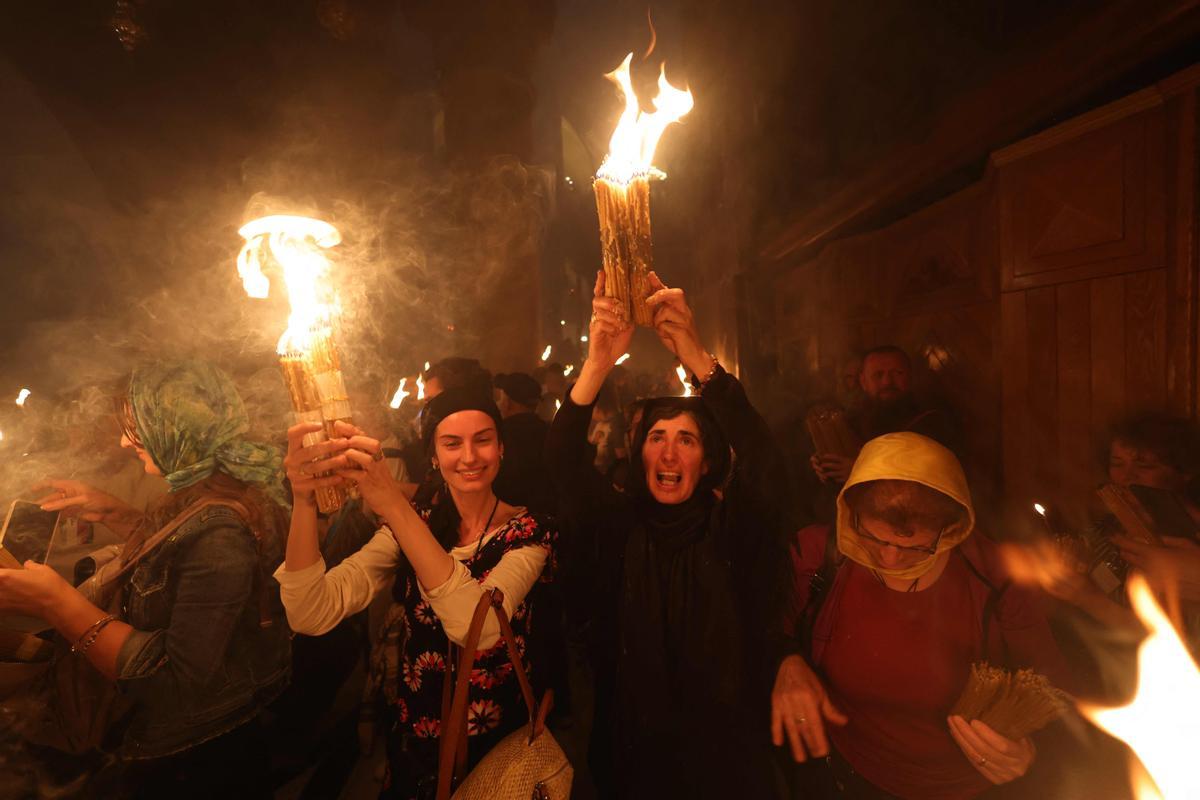 Cristianos ortodoxos celebran “Fuego Sagrado” en Jerusalén. eregrinos cristianos ortodoxos sostienen velas durante la ceremonia del Fuego Sagrado, un día antes de la Pascua ortodoxa, el sábado 15 de abril de 2023 en la Iglesia del Santo Sepulcro en la Ciudad Vieja de Jerusalén, donde muchos cristianos creen que Jesús fue crucificado y enterrado antes de resucitar.