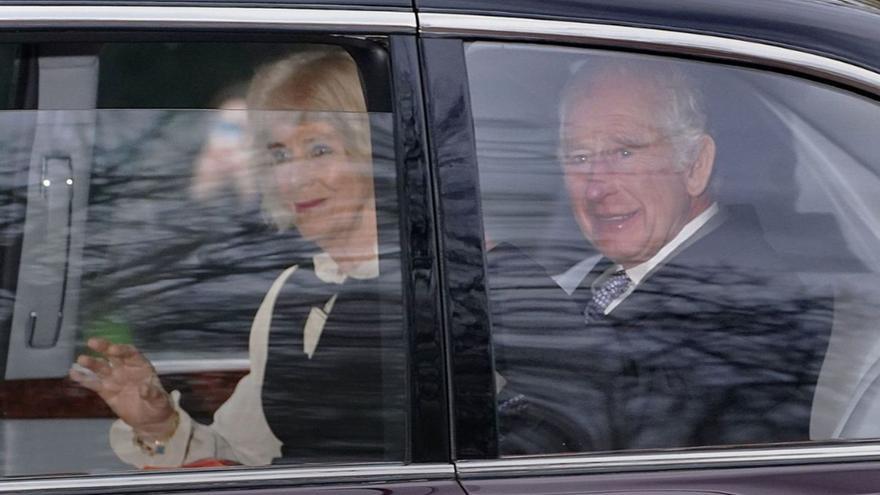 El rey Carlos y la reina Camilla, saliendo ayer de Clarence House hacia Buckingham, donde tomaron un helicóptero a Sandrigham. | LNE