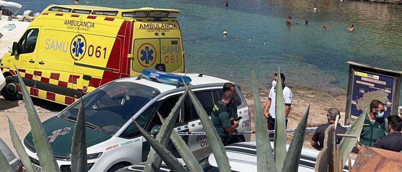 La Guardia Civil y una ambulancia del 061, esta mañana en Portinatx.