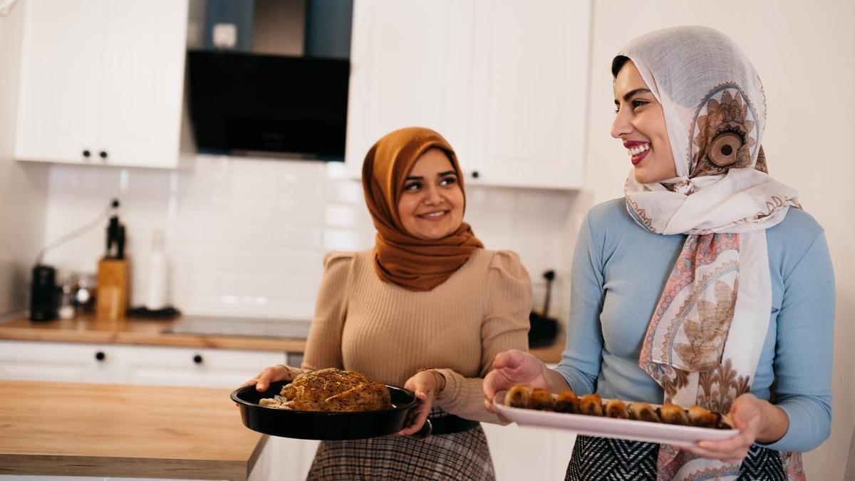 Para aceptar una invitación a una cena, hay que preguntar tres veces
