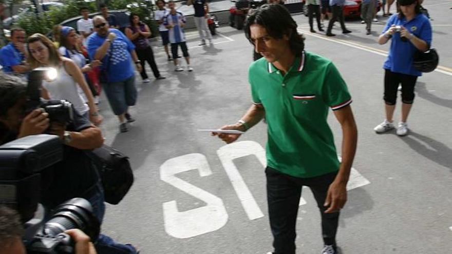 Sergio Fernández, rodeado de aficionados y periodistas, el pasado lunes en el Rico Pérez