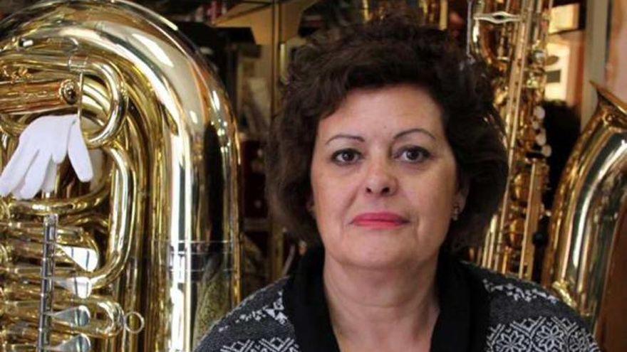 Pepa Prats regenta una tienda de instrumentos musicales.