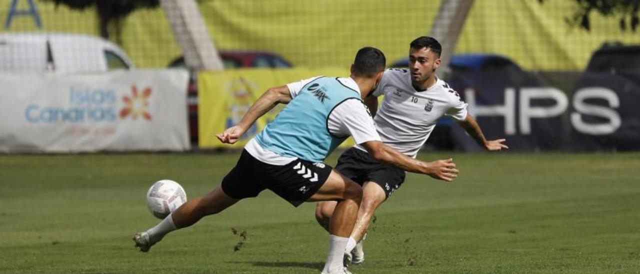 Alberto Moleiro –de frente– encara a Florin Andone durante el entrenamiento de ayer en Barranco Seco.