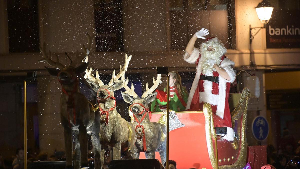En Elche se celebra la Cabalgata de Papá Noel el 20 de diciembre.