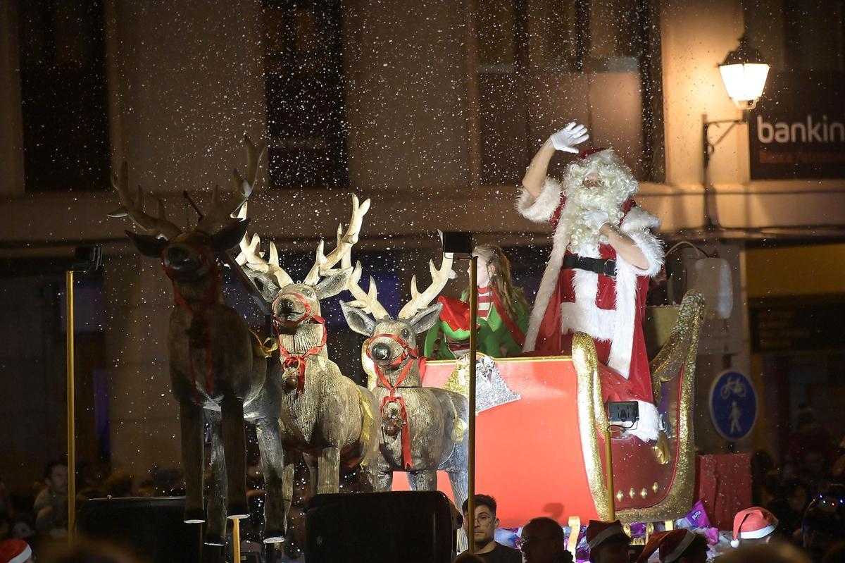 En Elche se celebra la Cabalgata de Papá Noel el 20 de diciembre.