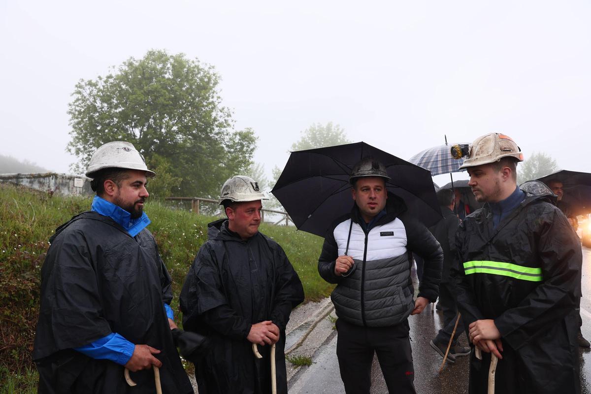 Por la izquierda, Héctor López, Héctor Pérez, Santiago González y José María Pérez al inicio de la marcha en la Campa de Tormaleo.