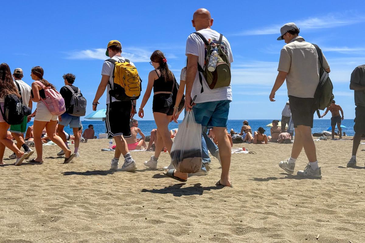 La playa de la Malagueta se llena de gente por el aumento de temperaturas este mes de abril La playa de la Malagueta se llena de gente por el aumento de temperaturas este mes de abril
