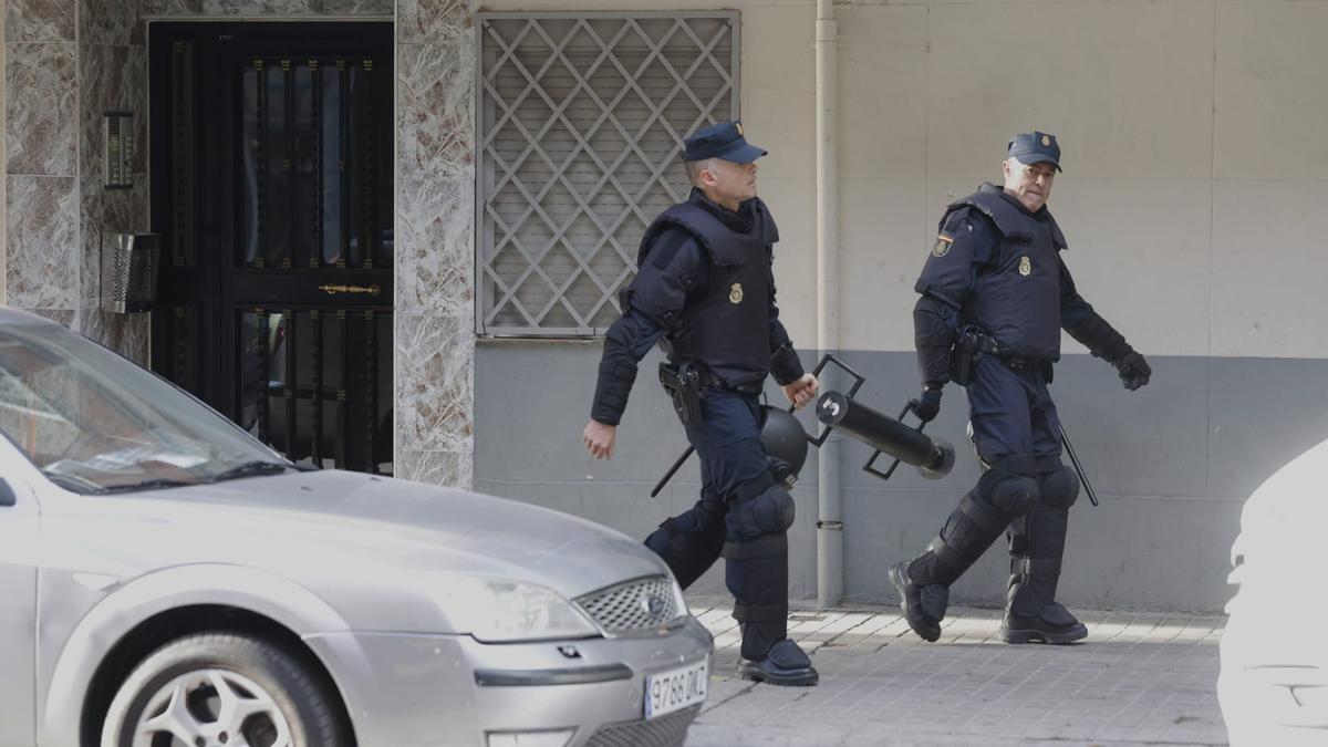 Varios policías sacan el ariete tras desahuciar a un joven que ocupó una vivienda en València.