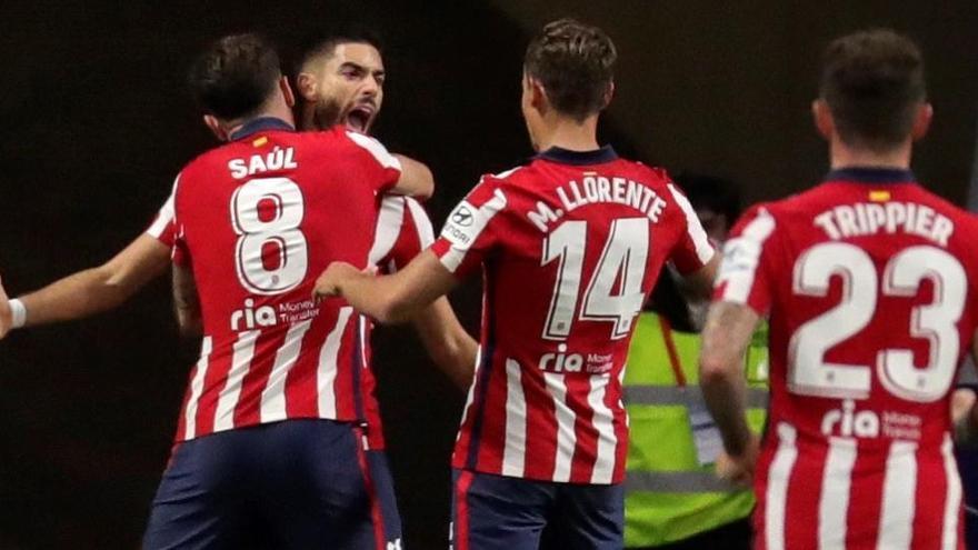 Jugadores del Atlético celebran el tanto ante el Barcelona.