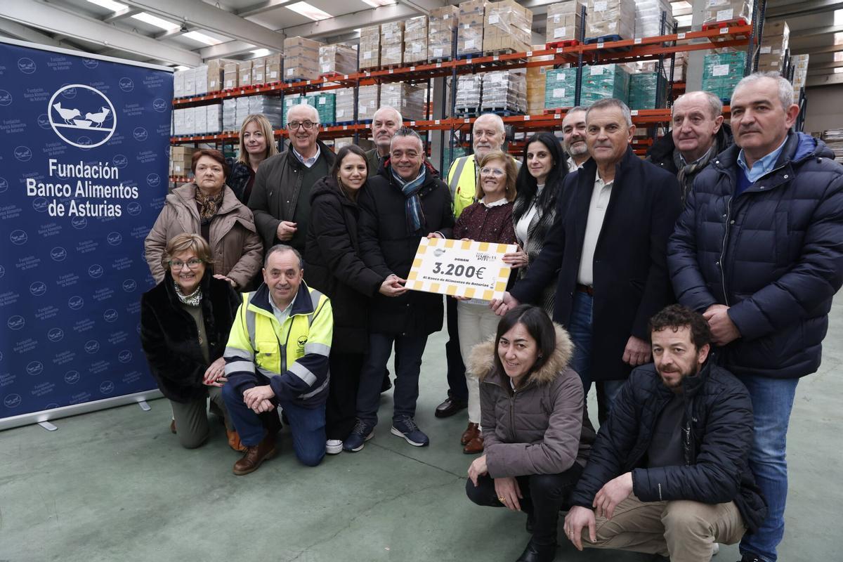 Foto de familia de la entrega del cheque al Banco de Alimentos.