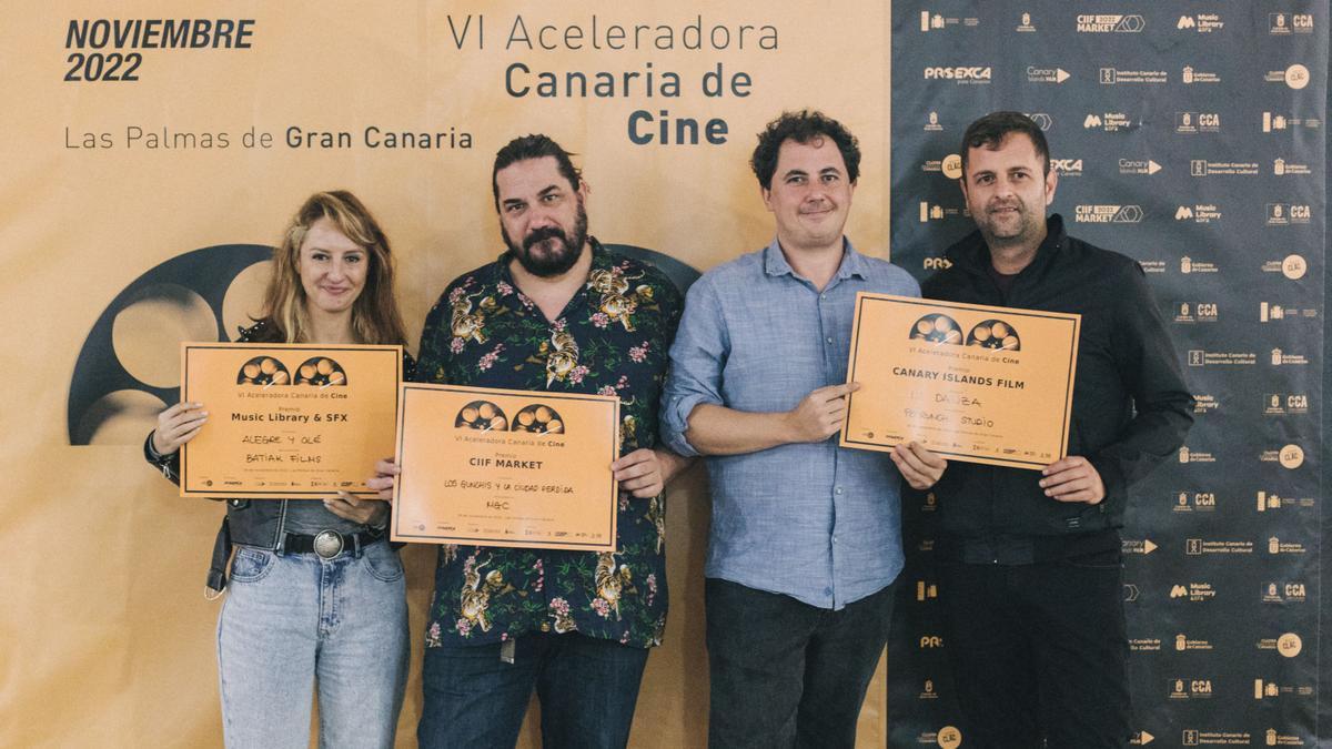 Clara Santaolaya, Patrick Bencomo, Enrique Diego y José Díaz con susrespectivos premios.