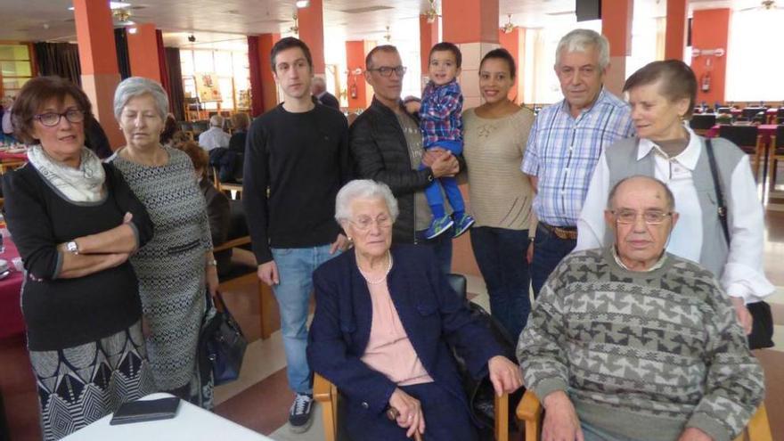 Placer Álvarez, Remedios González, Mario Collar, José Manuel Álvarez con Diego Álvarez y Yudelkis Lao, familiares de Josefa Álvarez, sentada ante ellos, y José Miguel Rodríguez y Celsa Rodríguez, familiares de Manuel Rodríguez.