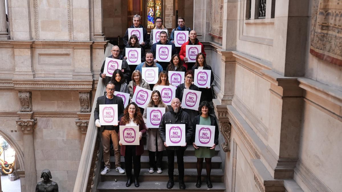 La teniente de alcalde de Derechos Sociales y Feminismes de Barcelona, Laura Pérez, con representantes de salas y festivales de la ciudad adheridas al protocolo 'No Callem'.