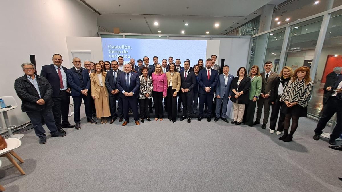 Foto de familia de diputados del PP y alcaldes y concejales del partido de varios municipios de Castellón.