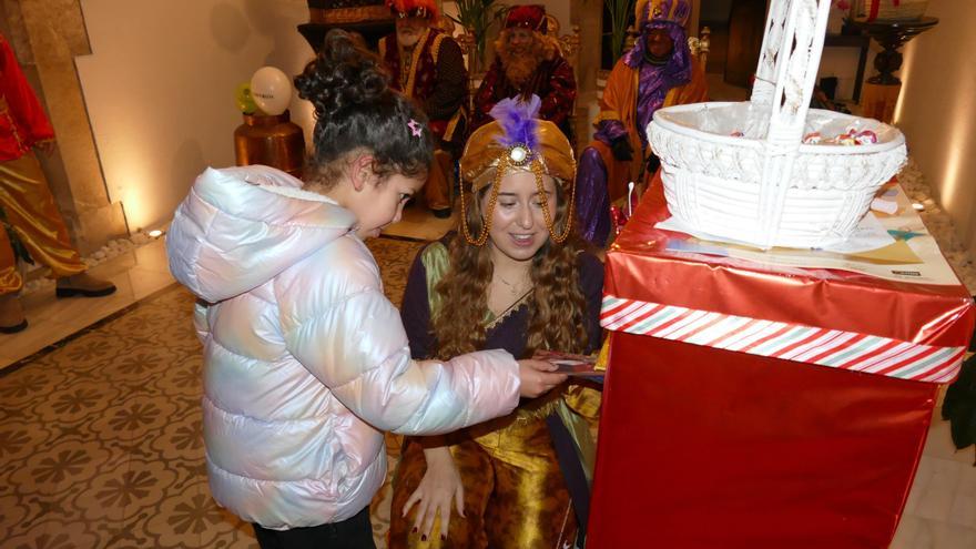 Centenars d'infants de Figueres entreguen les seves cartes als carters reials