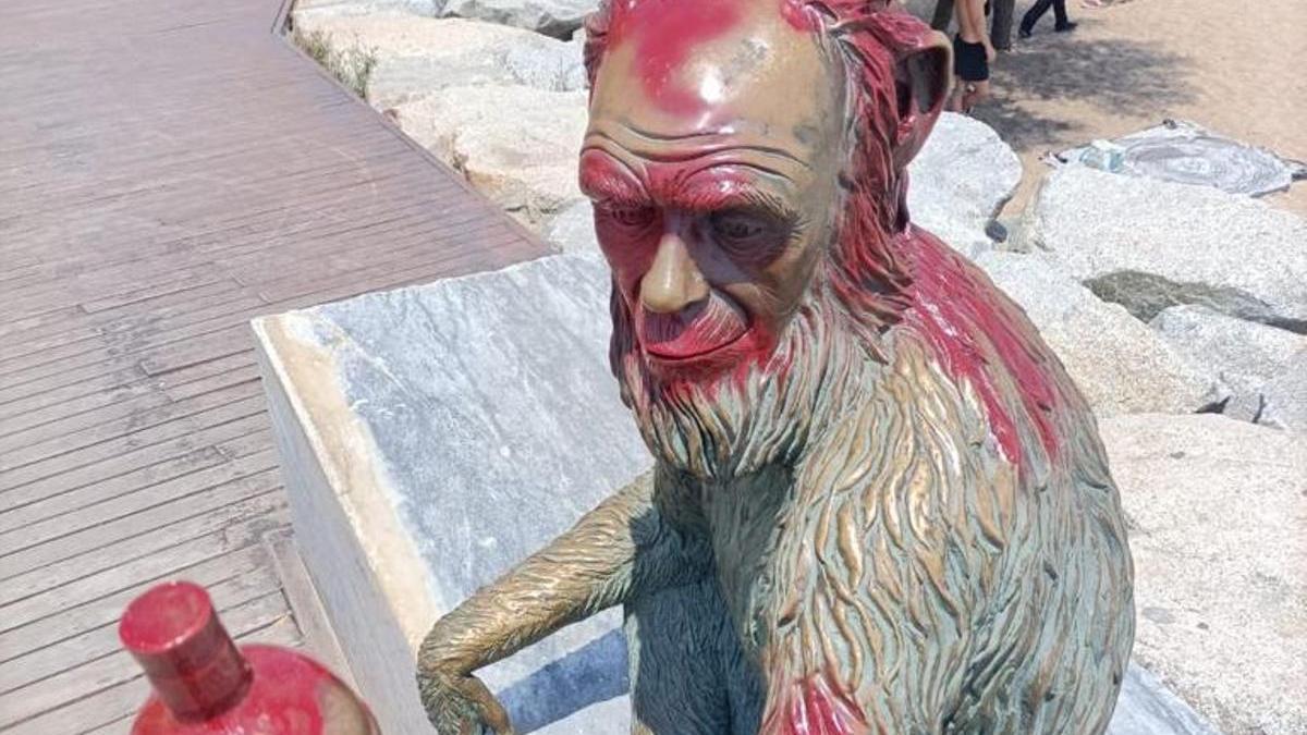 Estatua del ’Mico de l’Anís’ de Badalona, con pintura roja.