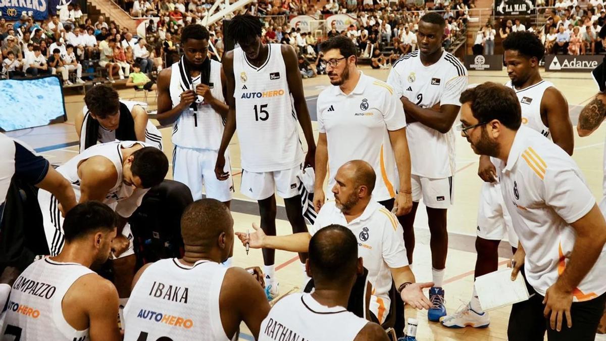 Chus Mateo ya dio unos minutos a Gueye en el duelo ante el Benfica en Badajoz