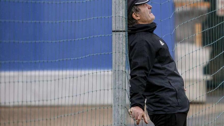 Juan Antonio Anquela, durante un entrenamiento del Oviedo en El Requexón.