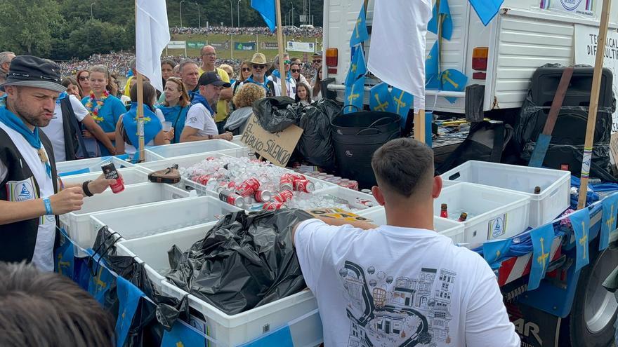 El invento viral para refrescarse en el desfile previo al Descenso del Sella: &quot;Que no pare la fiesta&quot;