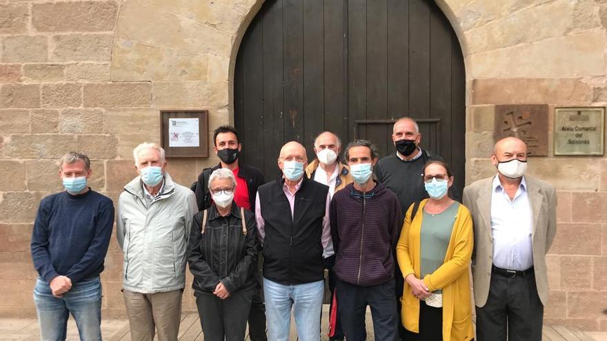 Josep Caelles, al centre, acompanyat per membres del Consell Comarcal del Solsonès