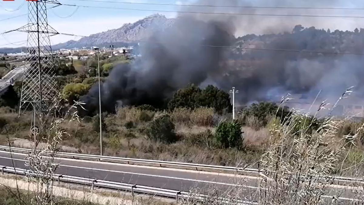 Gran desplegament a prop de l&#039;A-2, a Abrera, per l&#039;incendi de matolls