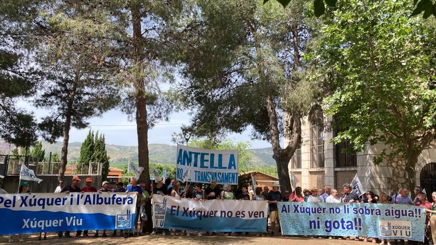 Medio millar de personas protesta contra la venta de agua a Almería