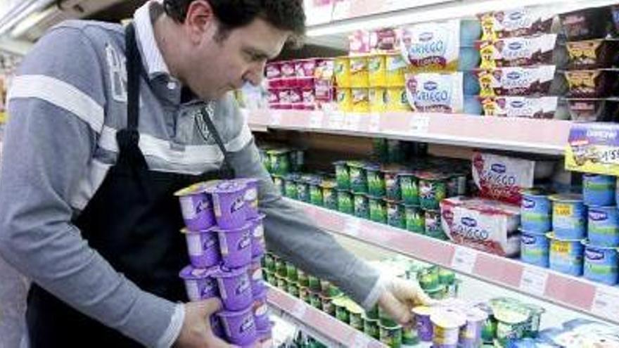 Ángel del Río repone yogures en un supermercado de Oviedo.