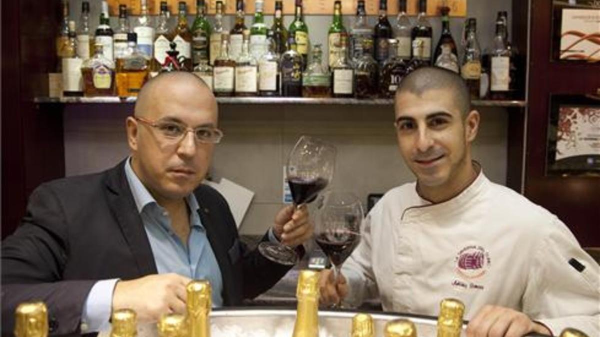 Los hermanos Manu y Toni Camôes, tras la barra de La Taverna del Clínic. Foto: Juan Pedro Chuet-Missé.