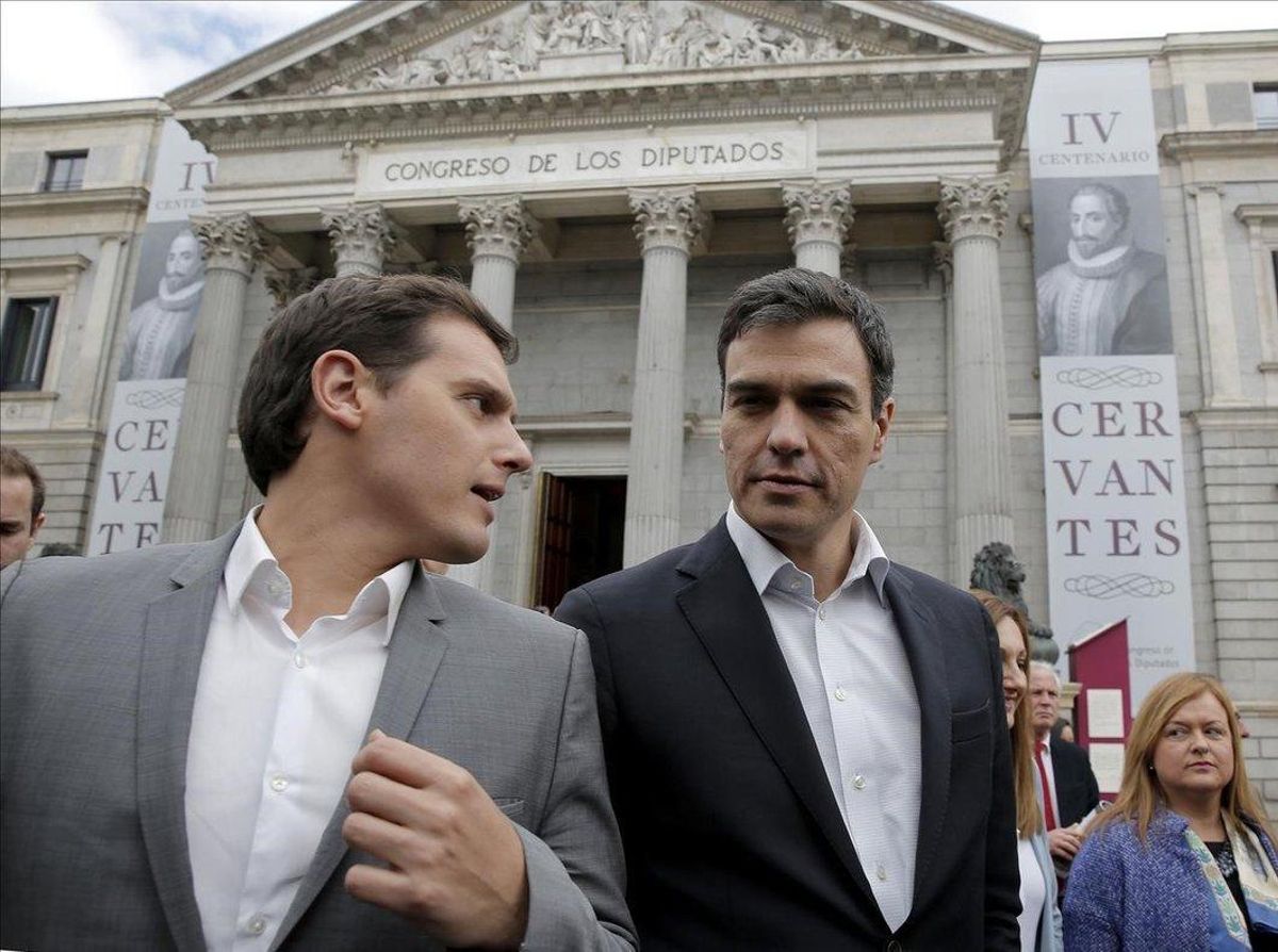 El líder del PSOE y actual presidente del Gobierno, Pedro Sánchez, junto al jefe de Ciudadanos, Albert Rivera, en el 2016