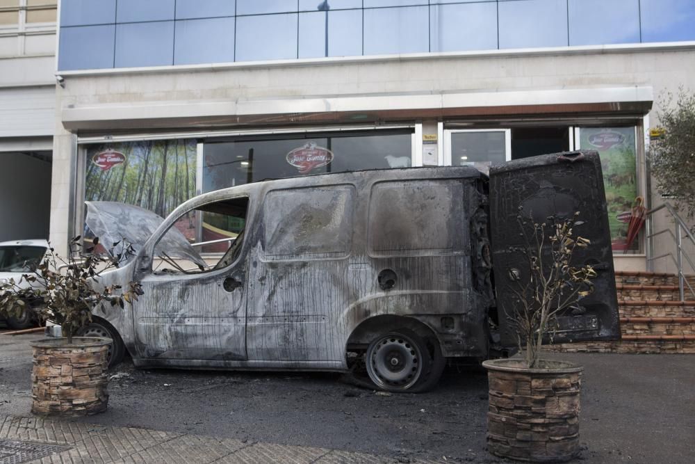 Arden dos furgonetas de una empresa cárnica en el polígono de El Sutu de Laviana