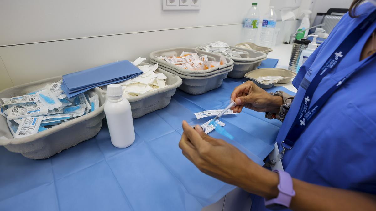 Una enfermera prepara una vacuna en el Hospital Doctor Balmis, este miércoles.