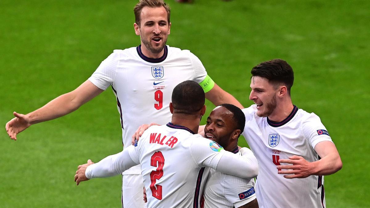 Los jugadores de Inglaterra celebran un gol de Sterling ante República Checa