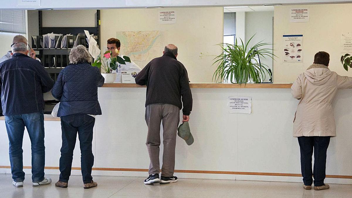 Varias personas en un centro de salud, en una imagen de archivo. | L. O. Z.