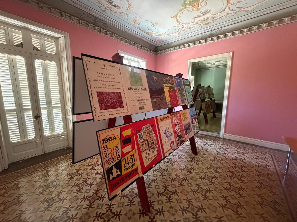 Exposición de carteles preparada ya en Casa Solita.