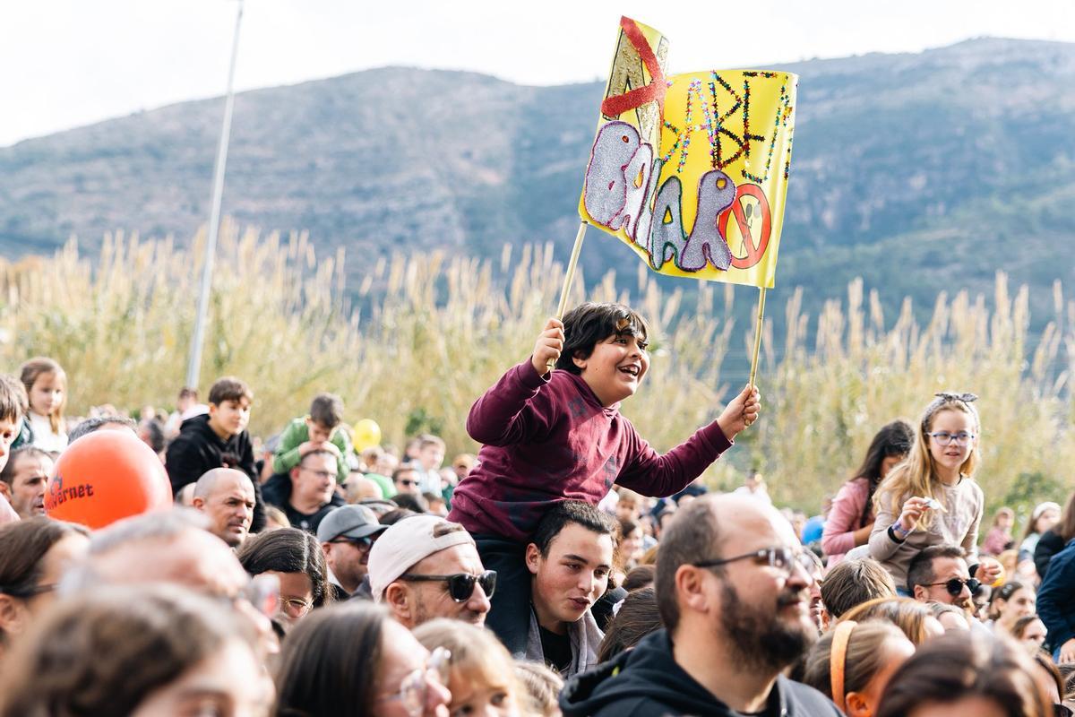 La Fúmiga ompli de famílies el Festivernet de Tavernes de la Valldigna La Fúmiga ompli de famílies el Festivernet de Tavernes de la Valldigna