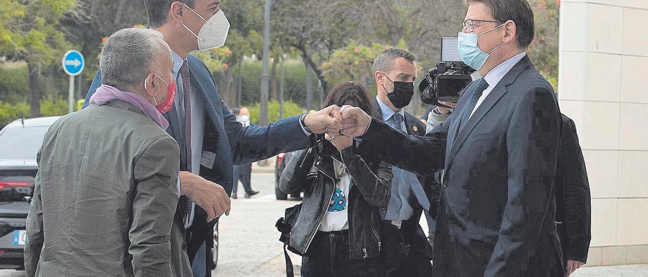 Pedro Sánchez y Ximo Puig se saludan a las puertas del Congreso de la UGT en mayo.