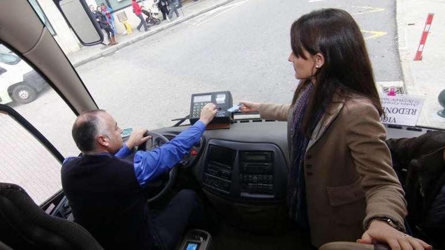 La directora xeral de Mobilidade probando una tarjeta metropolitana.