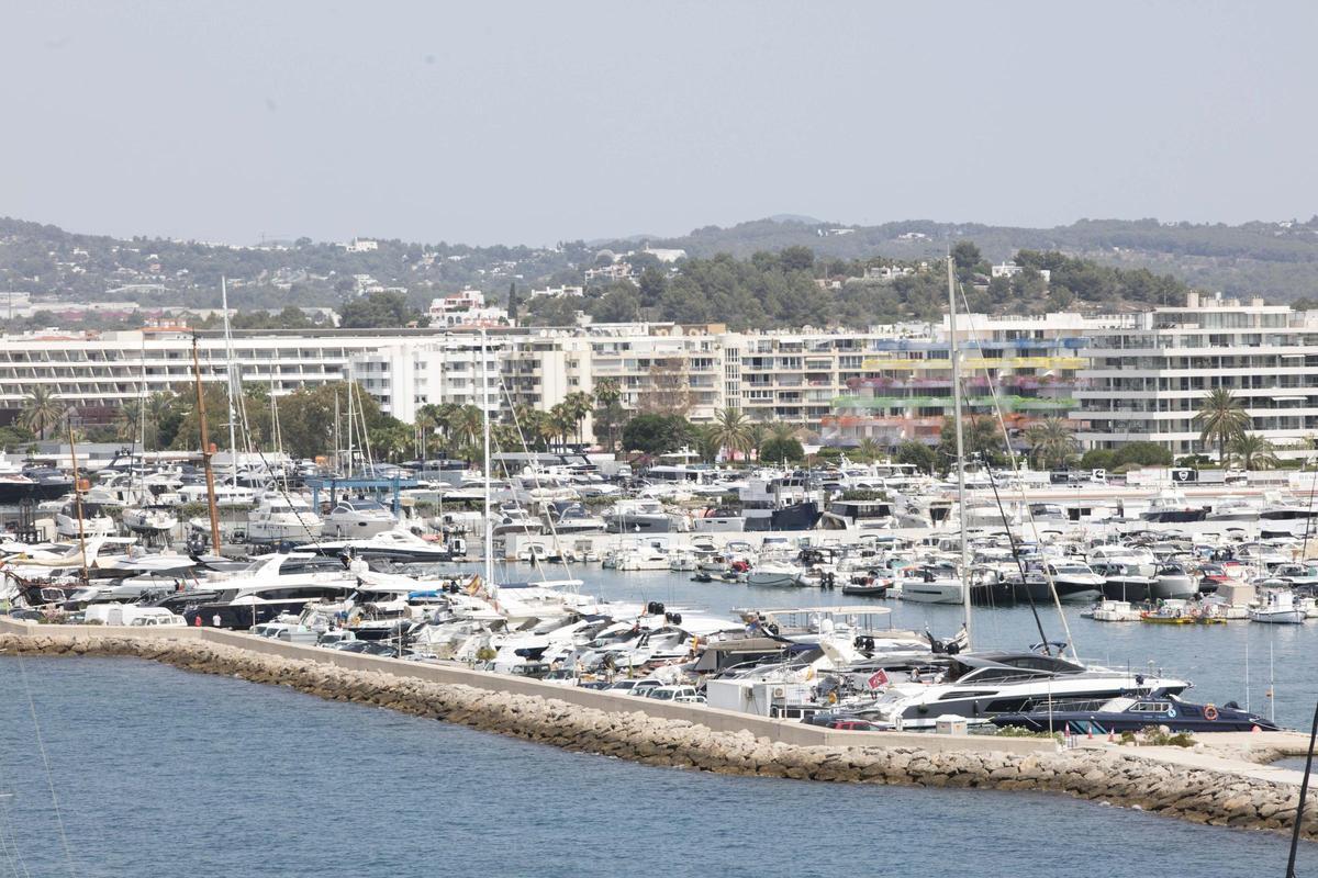 Galería de imágenes de los barcos de Transmediterránea en el puerto de Ibiza Galería de imágenes de los barcos de Transmediterránea en el puerto de Ibiza