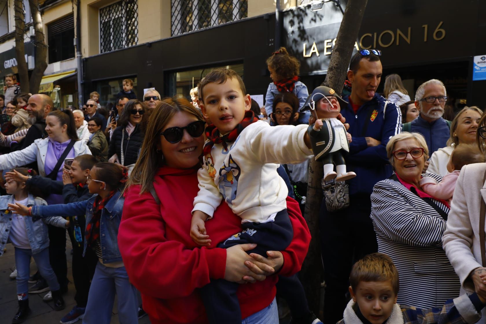 En imágenes | La comparsa de gigantes y cabezudos ilusionan a los más pequeños