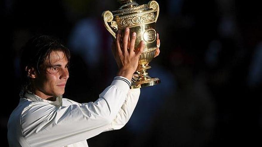 Rafa Nadal posa con el trofeo de campeón tras imponerse a Federer en Wimbledon.