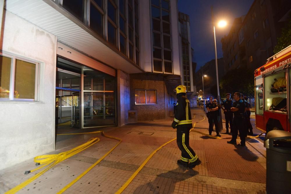 Los Bomberos tuvieron que actuar a última hora de la tarde en el Hospital de Pontevedra, donde un paciente había plantado fuego a los colchones de tres habitaciones.