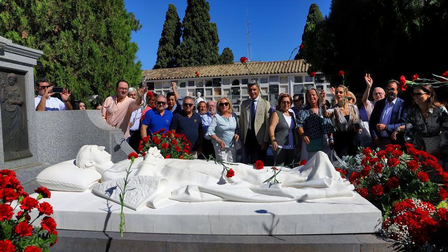 Ofrenda floral a Manolete con motivo del 76 aniversario de su muerte