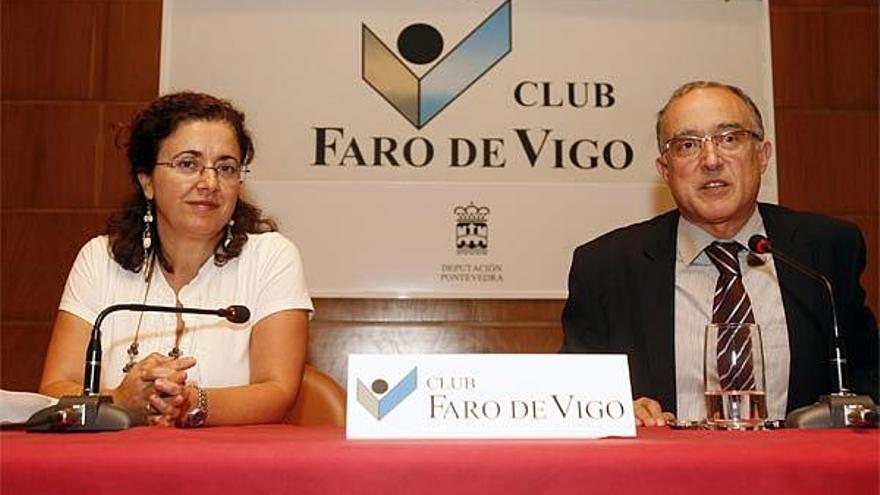 Salvador Cardús fue presentado por Amada Traba, profesora de Sociología de la Universidad de Vigo