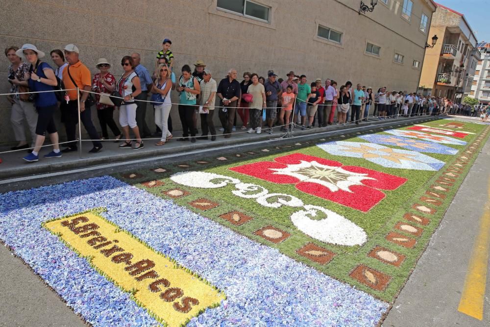 Miles de personas abarrotan las calles de la villa del Tea para disfrutar del Corpus y de las alfombras florales.