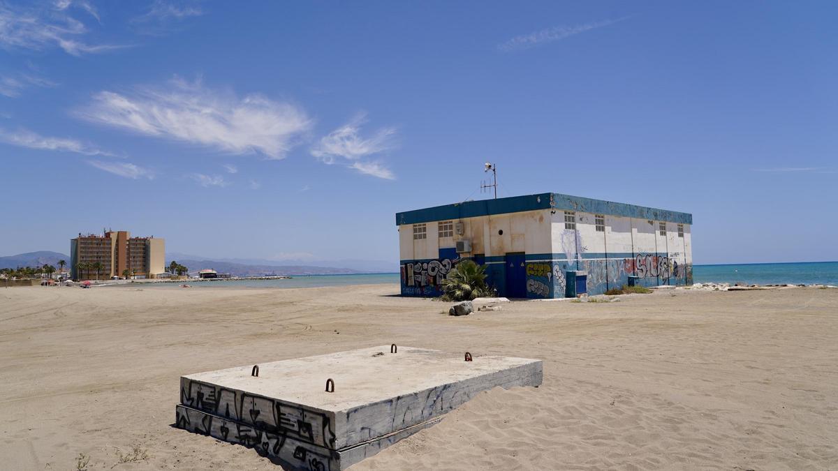 Imagen de la estación de bombeo en la playa de Arraijanal entre Guadalmar y Los Álamos