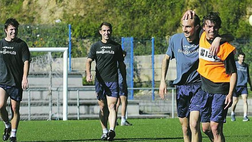 Dani Granda y Juan Val, a la derecha, bromean en el último entrenamiento con Zeus, a la izquierda, y Goyo al fondo.