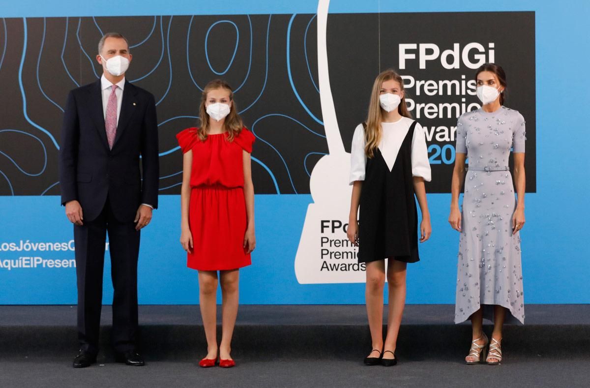 Posado de la familia real en la ceremonia de entrega de los Premios Princesa de Girona 2021 y 2020