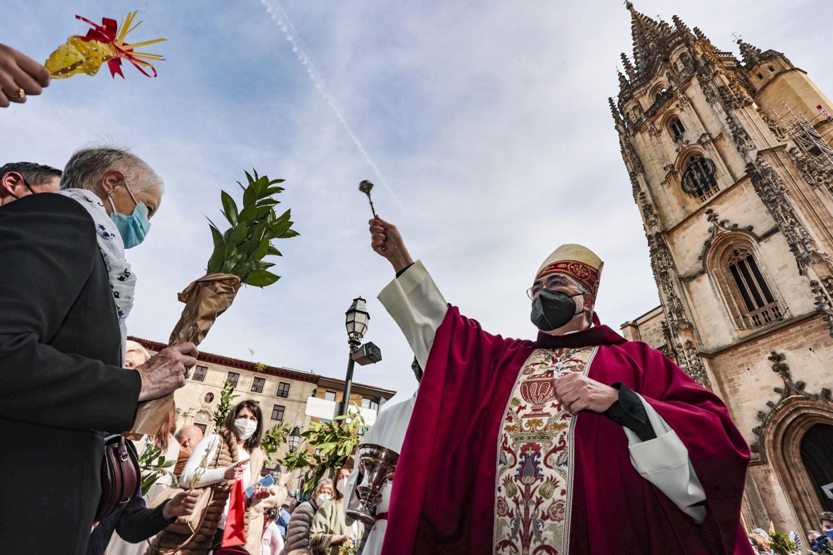 EN IMÁGENES: Multitudinario y soleado domingo de ramos en Oviedo para ...