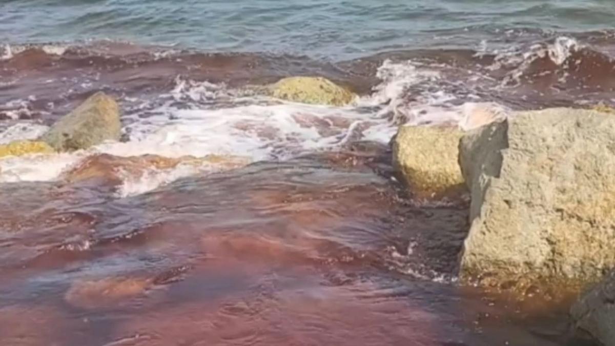 ¿Agua o vino? Un vertido tiñe de rojo esta playa de Almassora