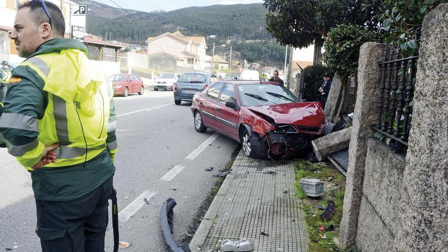 Herido un conductor tras chocar contra una fachada en Domaio